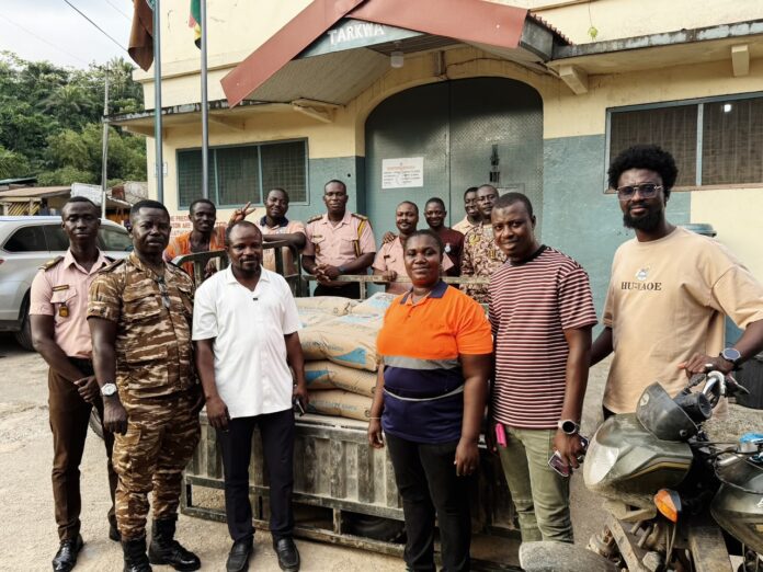 Osumanu Mohammed presents cement donation to Bright Gbogbo at Tarkwa Prisons